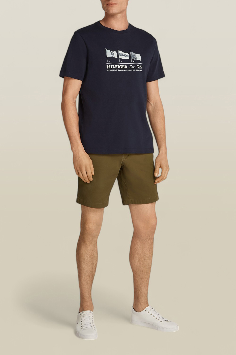 תמונת כל הלוק של חולצת טי TOMMY HILFIGER